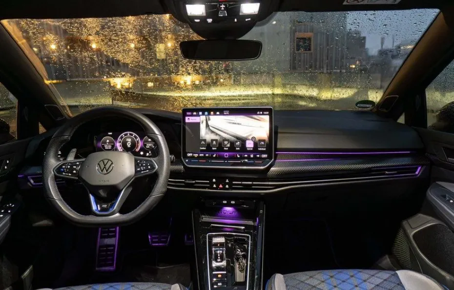 huur Volkswagen Golf 8.5R + Akra 1