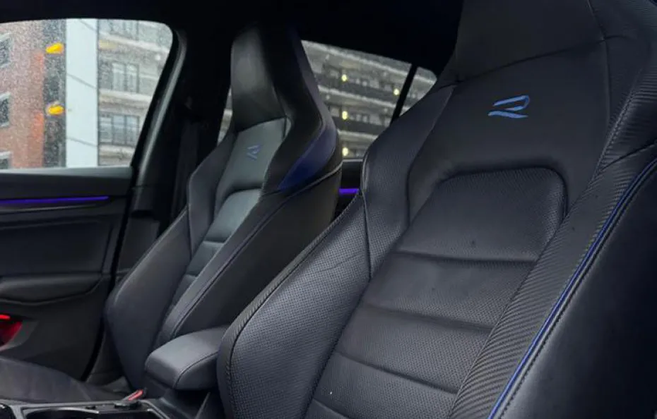 huur Volkswagen Golf 8.5R + Akra Westside Cars