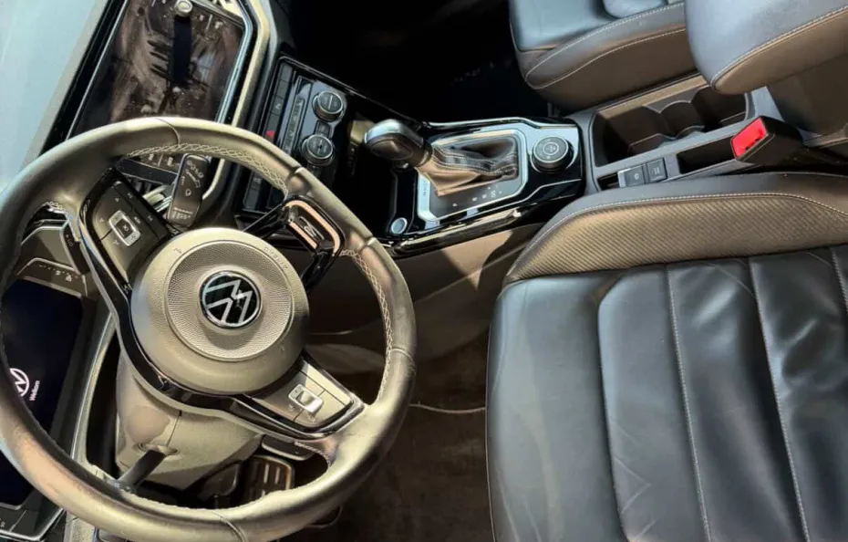 huur Volkswagen T-Roc R + Akra 1