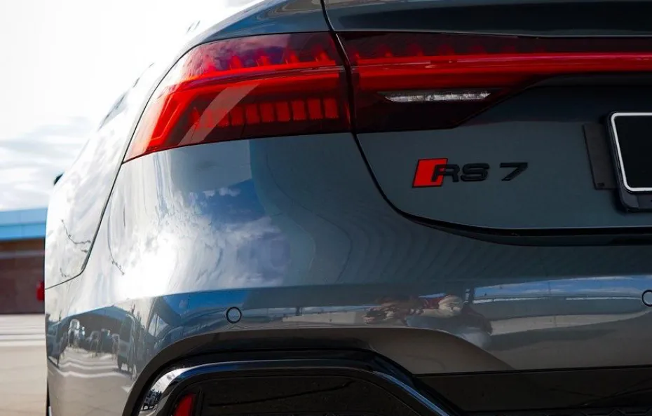 huur Audi RS7 Performance 1