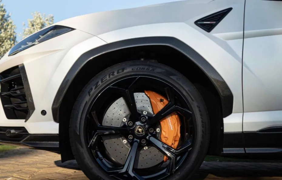 huur Lamborghini Urus 1