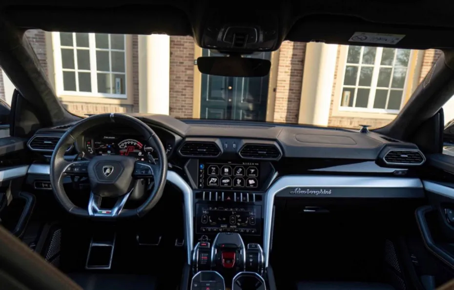 huur Lamborghini Urus 1