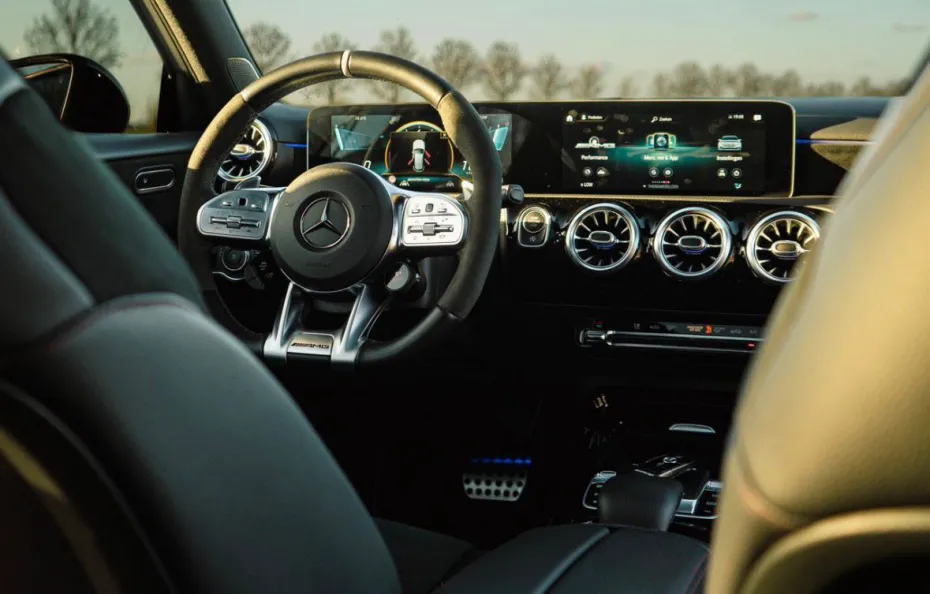 huur Mercedes Benz A35 AMG 1